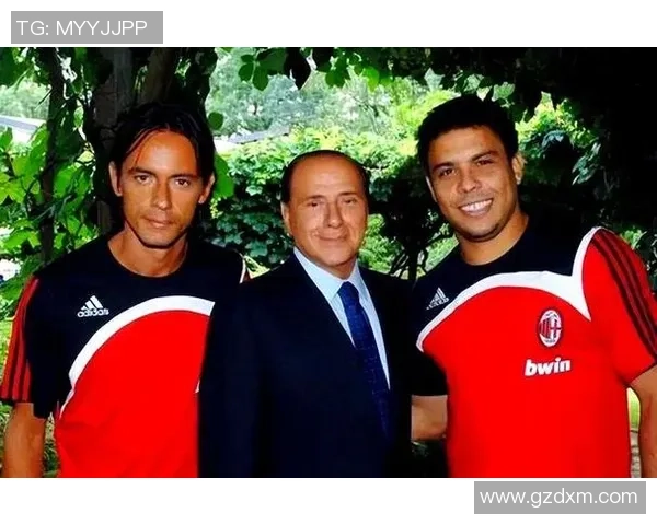 足球巨星齐聚一堂的精彩合照展现了无与伦比的球场魅力与友谊 足球巨星齐聚一堂的精彩合照展现了无与伦比的球场魅力与友谊